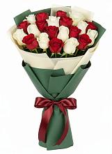 Букет Микс из красных и белых роз в Дагестанской
