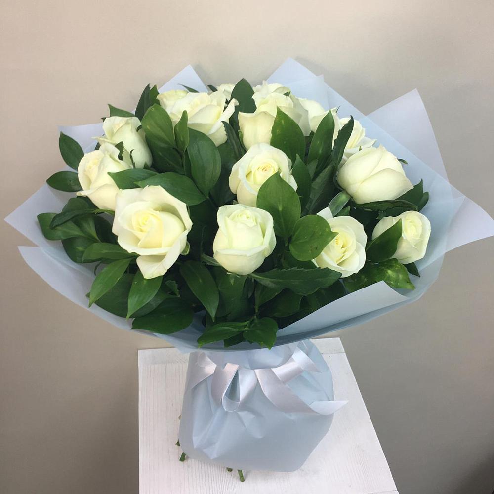 Букет 15 Белых роз Проуд в Дагестанской