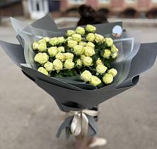 Букет Белые кустовые розы Солинеро в Дагестанской