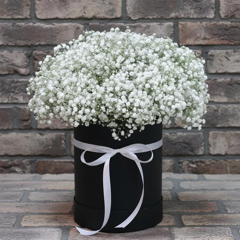 Цветочная композиция из Гипсофила в шляпной коробке в Дагестанской