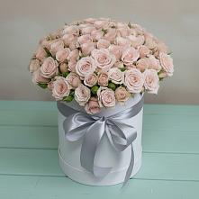 Цветочная композиция из Розы в шляпной коробке в Дагестанской