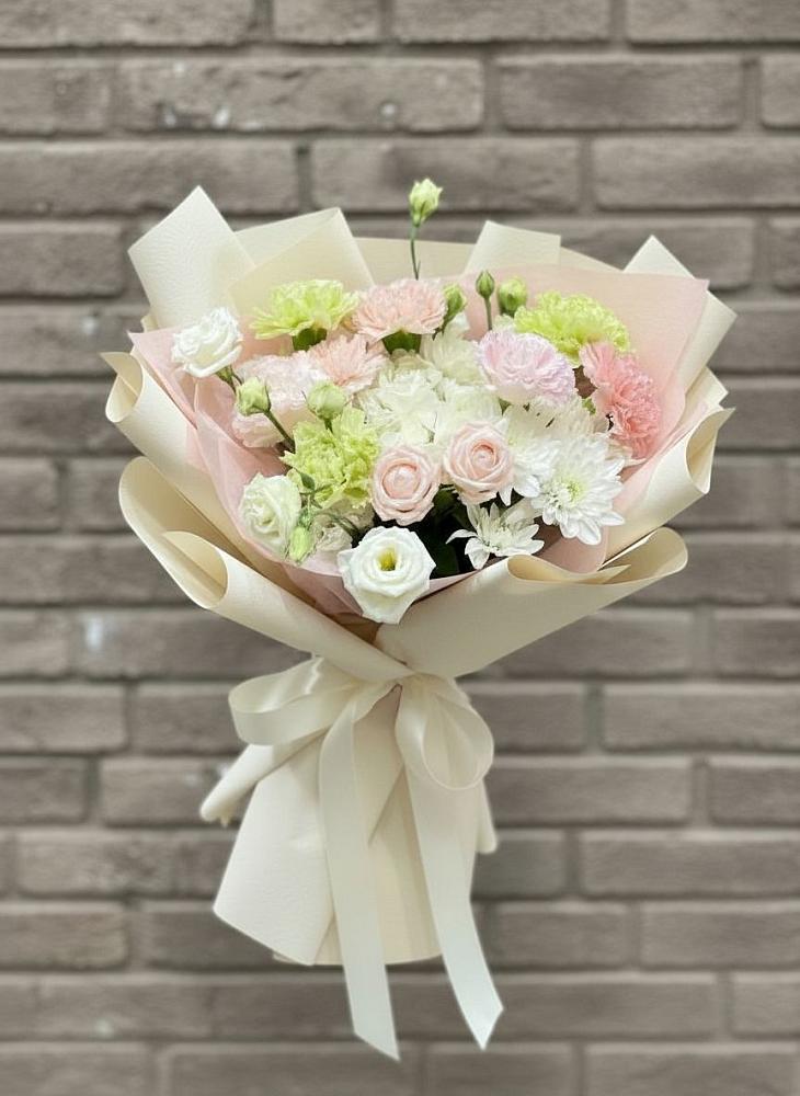 Букет цветов из: Гвоздики, Розы, Лизиантусы и Хризантемы в Дагестанской