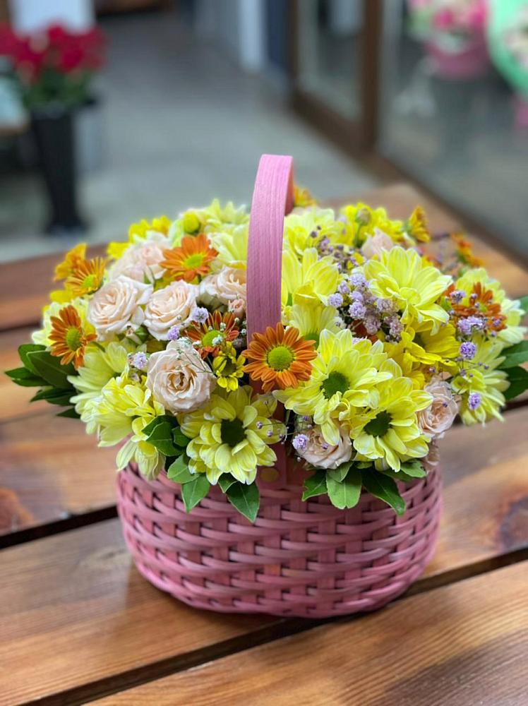 Цветочная композиция из Хризантемы и Розы в корзине в Дагестанской