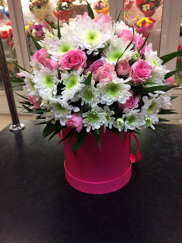 Цветочная композиция из Розы и Хризантемы в шляпной коробке в Дагестанской