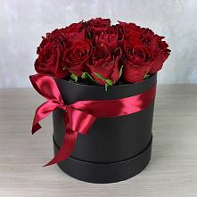 Цветочная композиция из Розы в шляпной коробке в Дагестанской