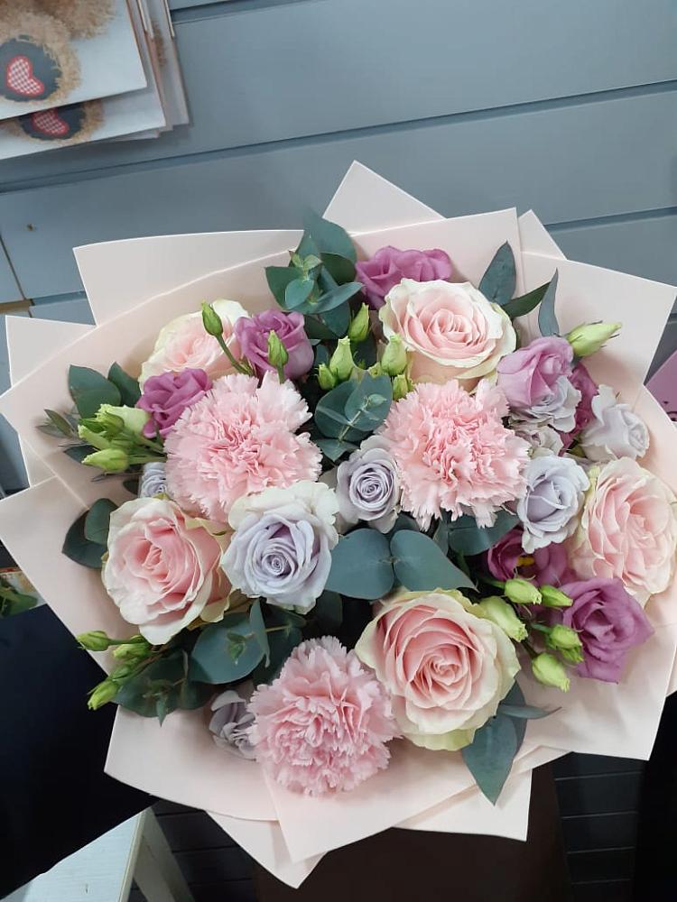 Букет цветов из: Розы, Гвоздики и Лизиантусы в Дагестанской