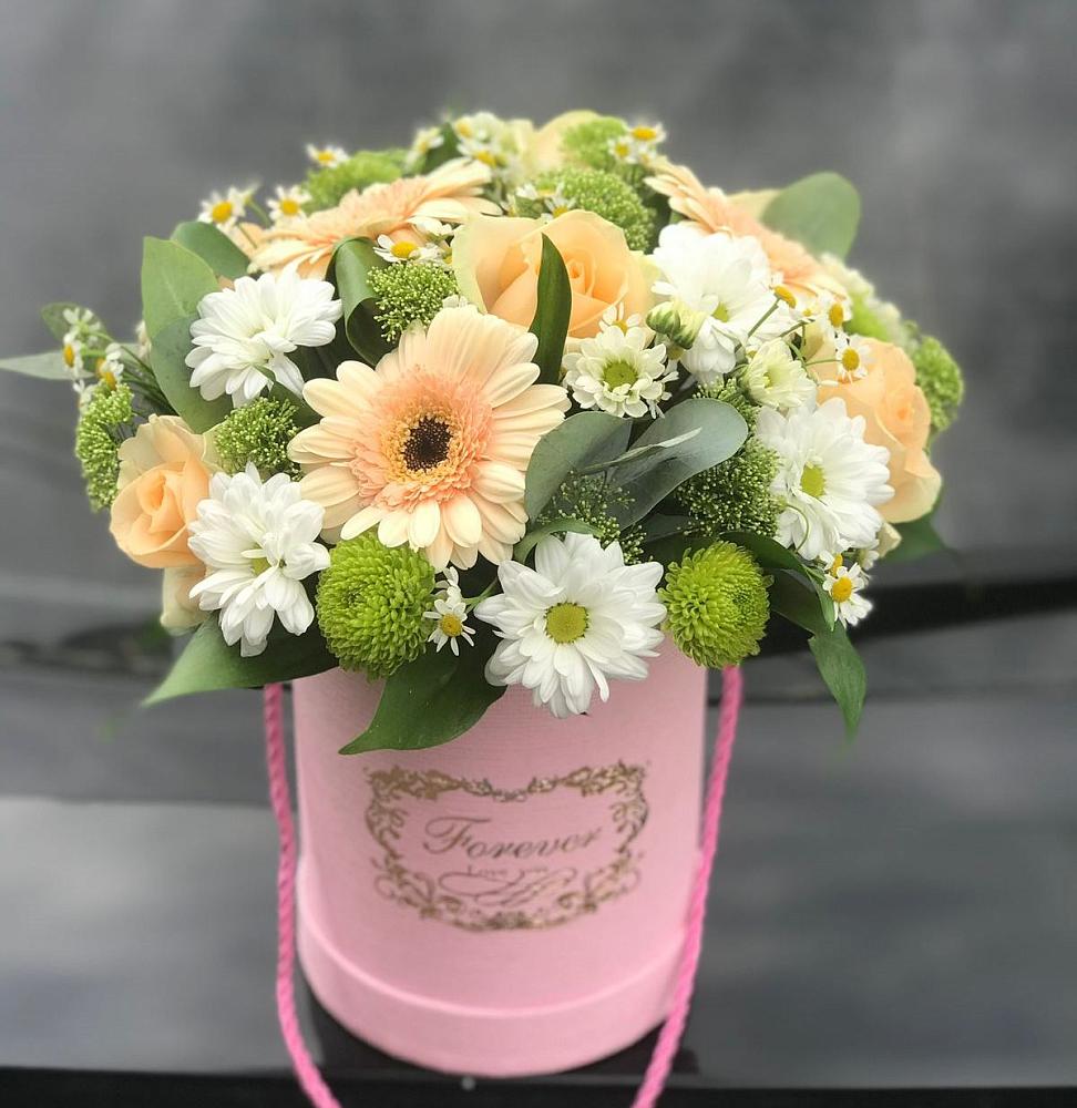 Цветочная композиция из Розы, Герберы и Хризантемы в шляпной коробке в Дагестанской